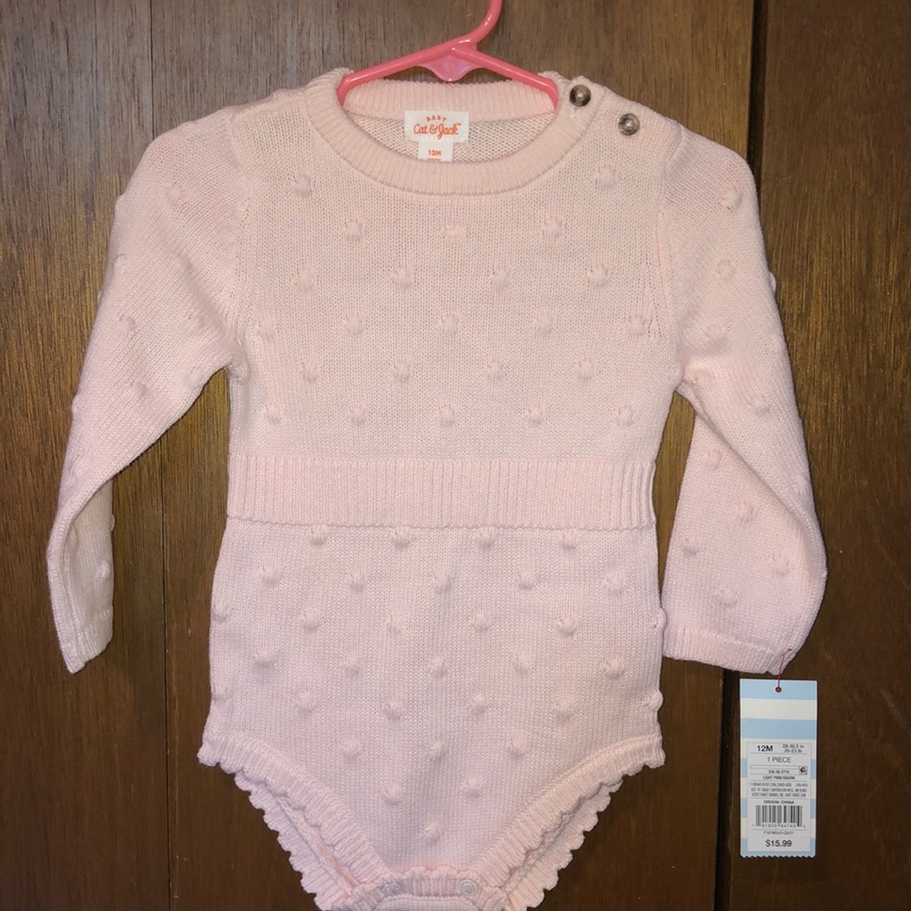 CAT AND JACK BABY GIRL ONESIE SIZE 12 MONTH! NEW WITH TAGS ON IT! SMOKE FREE!